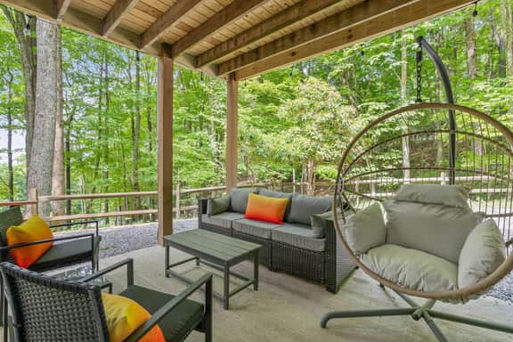 5 Min to Hatley Pointe! Après Ski~HotTub~FirePit