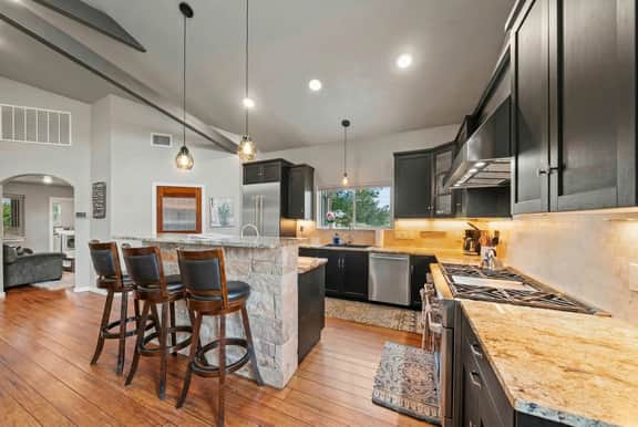 2 Home Getaway-Pool-Hot Tub-Pickleball Court