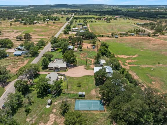 2 Home Getaway-Pool-Hot Tub-Pickleball Court