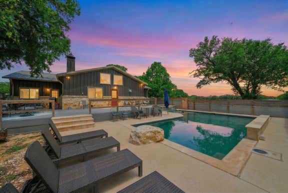 2 Home Getaway-Pool-Hot Tub-Pickleball Court