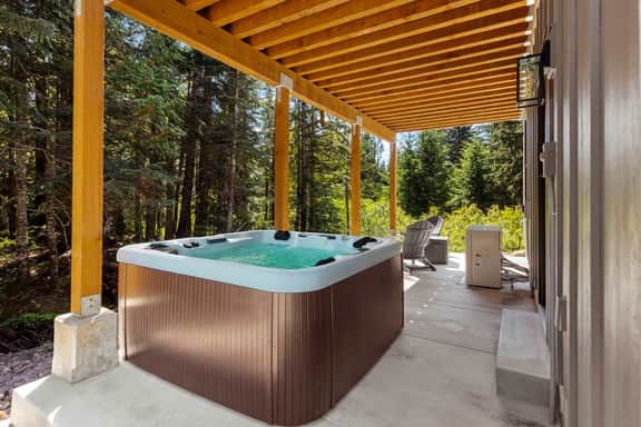 3 Br Sleep 8 • Hot Tub • Fire Pit • Stunning Views