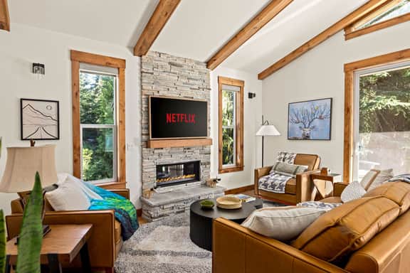 3 Br Sleep 8 • Hot Tub • Fire Pit • Stunning Views