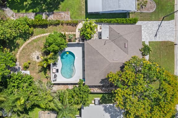 Sleeps 6 • Private Pool • Fire Pit • Game House