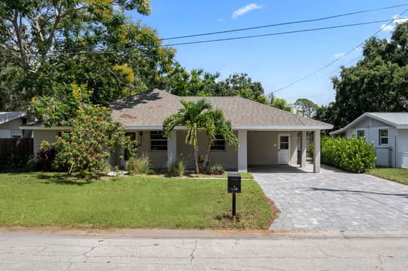 Sleeps 6 • Private Pool • Fire Pit • Game House