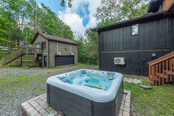 6 Br Cabin~Hot Tub~Fire Pit~Min to Hatley Pointe