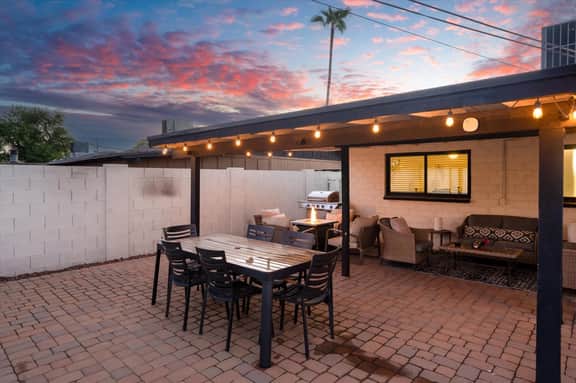 The Cabana Cove: Cabana Bar, Pool & Game Room!