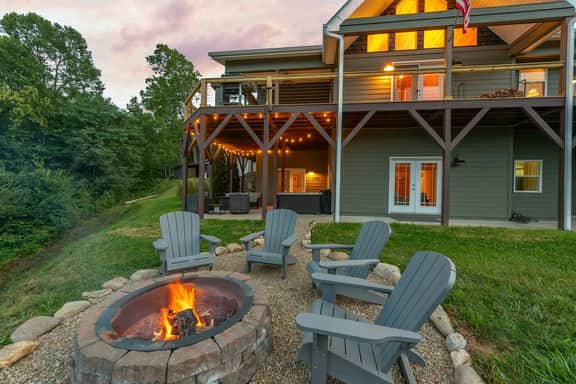 Stunning Mtn Views • Hot Tub • Firepit • Sleeps 10