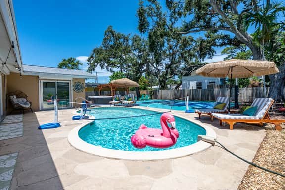 Sleeps 10•Pool•Hot Tub•Sport Court•Pool Table