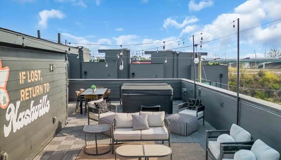 The Modern Honkey: Rooftop Hot Tub | Sleeps 12!