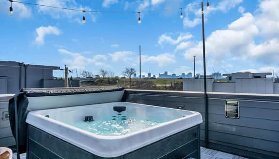 The Modern Honkey: Rooftop Hot Tub | Sleeps 12!