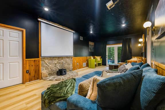 Modern Peaks • Hot Tub • Sauna • Theatre Room