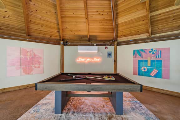 Sleeps 14 • Heated Pool • Spa • Arcade • Putt Putt