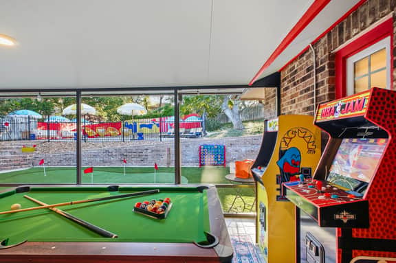 Sleeps 16! Heated Pool, Hot Tub, & Sport Court