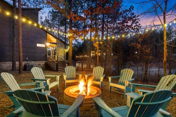 The Waterside Retreat: Hot Tub, Kayaks, EV Charger
