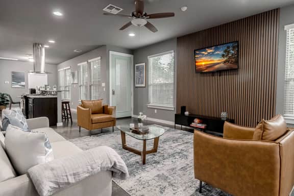 The Rosewood Retreat: 6BR's | HotTub | DogFriendly