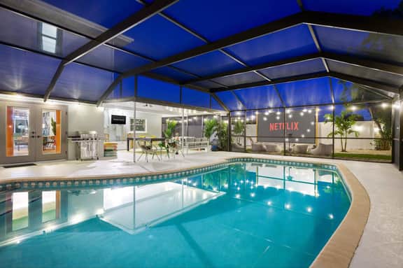 Epic Backyard - Pool - Hot Tub - Outdoor Theatre