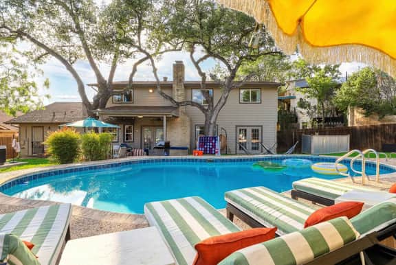 Elegant Escape • Sleeps 14 • Games, Pool, Fire Pit