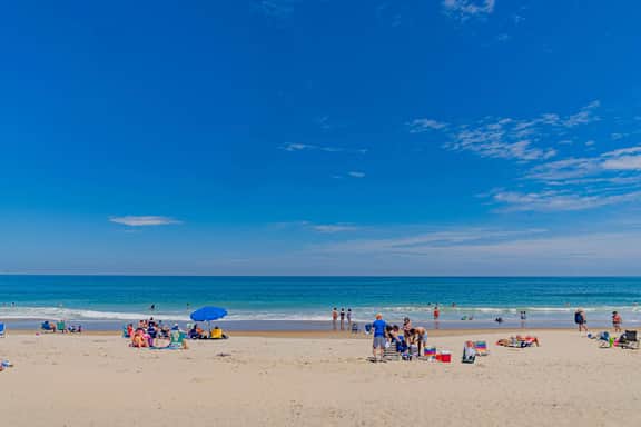 Mins from Beach • Outdoor Patio & Games • Sleeps 9