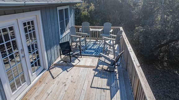 Mins from Beach • Outdoor Patio & Games • Sleeps 9