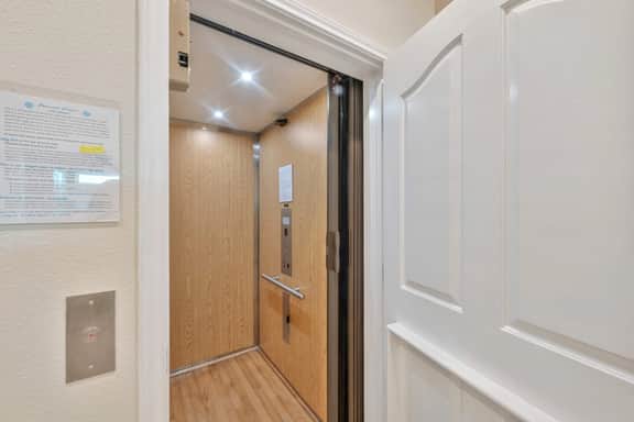 Sunrise Beach Villa~ Beach Views~Private Elevator