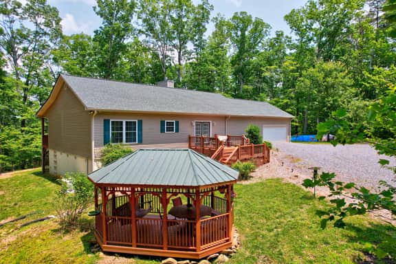 Secluded Escape • Fire Pit • Gazebo • Dog Welcome