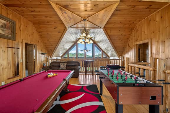 Black Bear Escape • Mtn Views, Hot Tub, Game Room