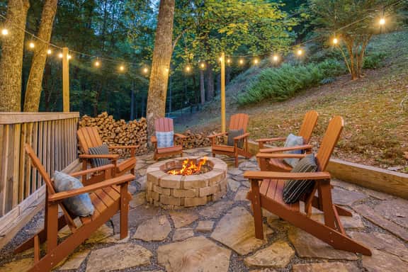 Blue Bear Cabin | Views + Hot Tub + Sports Court