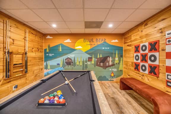 Blue Bear Cabin | Views + Hot Tub + Sports Court