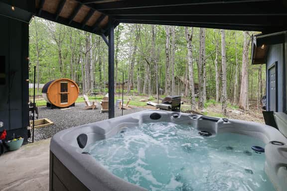 Bluewood Escape: Sauna, Hot Tub, Game Room