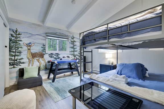 Bluewood Escape: Sauna, Hot Tub, Game Room