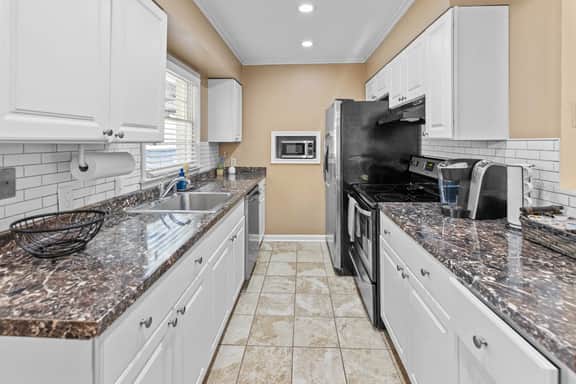 Modern Memphis Retreat - Sleeps 7 - Fireplace