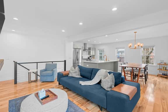 Downtown Flat • Walk to Dining & Shops • Sleeps 4