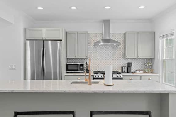 Downtown Flat • Walk to Dining & Shops • Sleeps 4