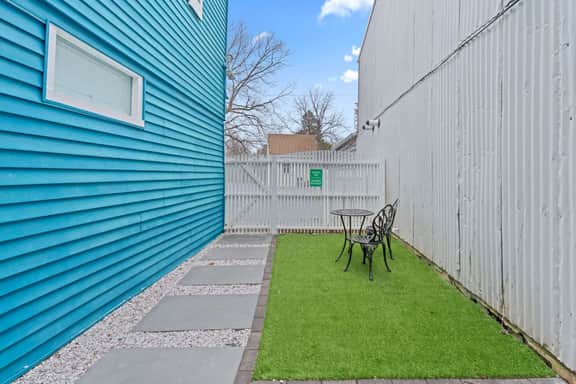 Downtown Flat • Walk to Dining & Shops • Sleeps 4