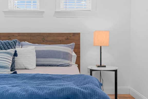 Downtown Flat • Walk to Dining & Shops • Sleeps 4