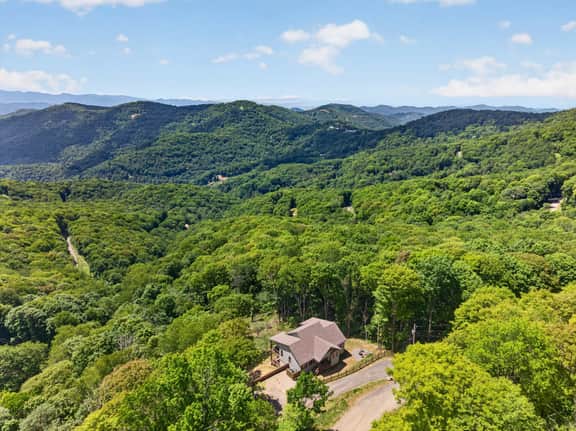 Epic Mountain Views + Deck, Firepit & Amenities