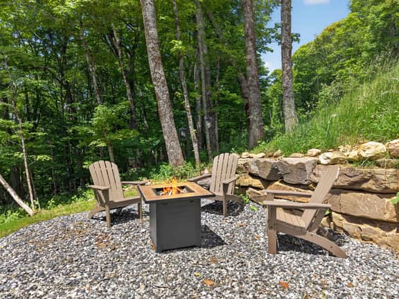 Epic Mountain Views + Deck, Firepit & Amenities