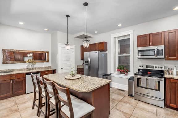 Historic St Louis Retreat | Two Levels | Sleeps 12