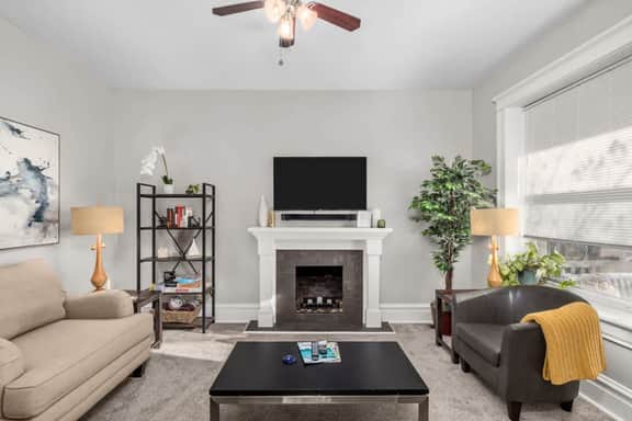 Historic St Louis Retreat | Two Levels | Sleeps 12 - Image 4