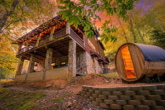 Sleeps 16 • Hot Tub•Sauna•Dogs Welcome•Ping Pong - Image 2