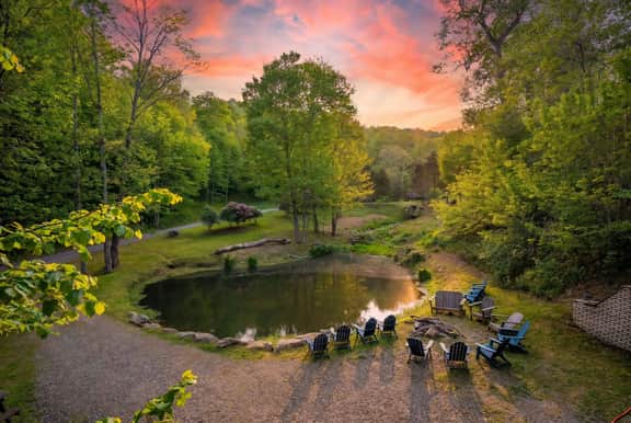 Sleeps 16 • Hot Tub•Sauna•Dogs Welcome•Ping Pong - Image 3