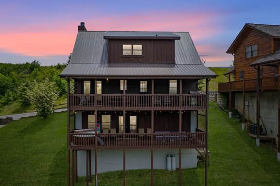 7 min to Hatley Pointe: Views, Hot Tub, 2 Decks - Image 2