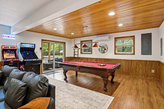 Poconos Retreat: Sauna, Hot Tub, Fire Pit & Games - Image 5