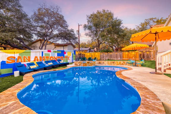 The Sunburst: Sleeps 18! Basketball & Heated Pool