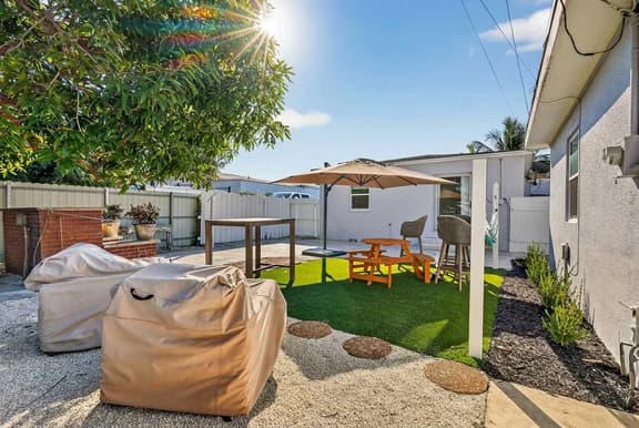 Minutes to Beach • Dog Friendly • BBQ •Patio