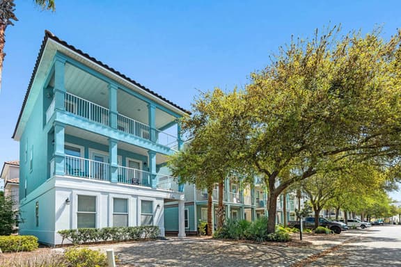 Mins from Beach • Sleeps 17 • Outdoor Seating