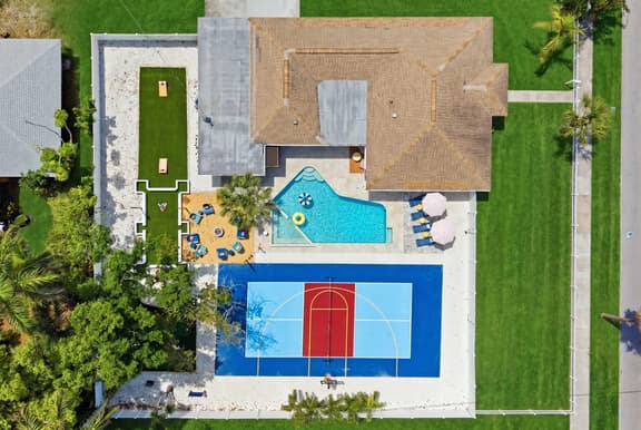 Sleeps 10 | Pickleball | Pool | Tiki Bar | Games