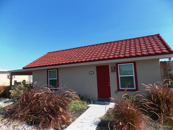 Siesta Villa~Private Patio~Dog Friendly~Cottage