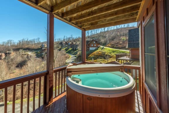 7 min to Hatley Pointe: Views, Hot Tub, 2 Decks