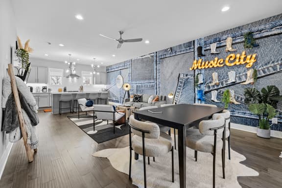 5 mins to DT! Gameroom~ Balcony~ Karaoke~Sleeps 10